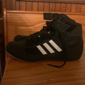 My son out grew these wrestling shoes. Worn one season